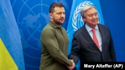 El presidente de Ucrania Volodymyr Zelenskyy junto al secretario general de la ONU António Guterres, en la sede la organización, en Nueva York. (AP/Mary Altaffer)