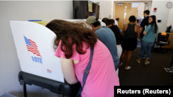 Una mujer vota en las elecciones de mitad de período de 2022 en Chapel Hill, Carolina del Norte, el 5 de noviembre de 2022.
