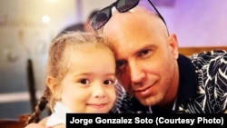 Javier González Fernández junto a su hija de tres años. (Foto: Cortesía de Jorge Gonzalez Soto)