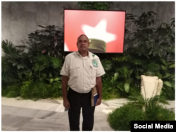 Lorenzo de la Rosa posa en un sitio de homenaje al fallecido dictador cubano Fidel Castro. (Tomada del perfil de Facebook del funcionario)