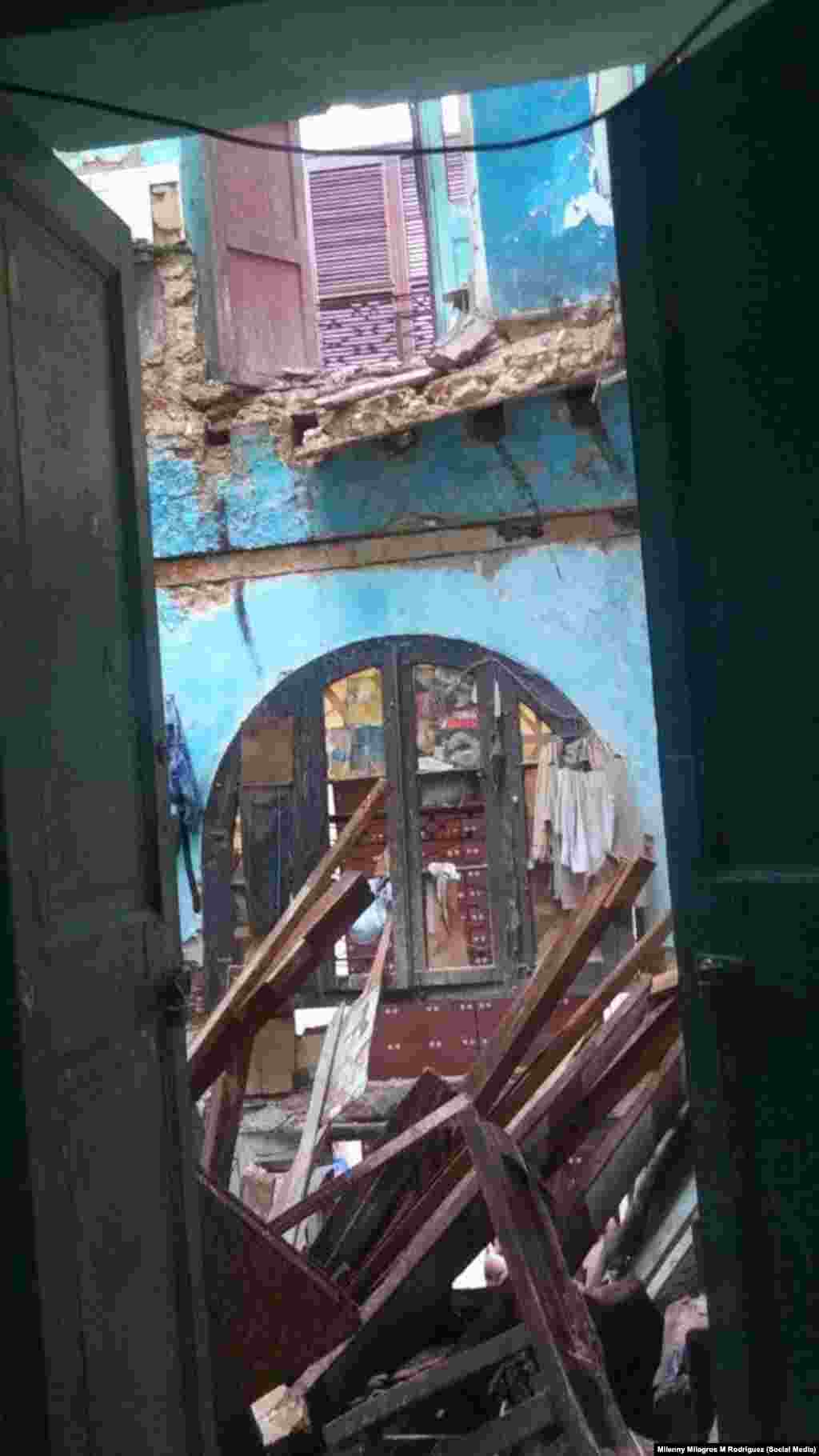 Interior de un edificio que sufrió un derrumbe parcial. Foto: Facebook Bomberos Cubanos