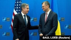 El Secretario de Estado de EEUU Blinken, y el Ministro de Asuntos Exteriores de Ucrania Kuleba, en conferencia de prensa durante la Reunión de Ministros de Asuntos Exteriores de la OTAN en Bruselas, 29 de noviembre de 2023. SAUL LOEB/Pool vía REUTERS