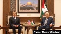 El presidente palestino Mahmoud Abbas (derecha) se reúne con el Secretario de Estado de EEUU, Antony Blinken, en la Cisjordania ocupada por Israel, jueves 30 de noviembre de 2023. Nasser Nasser/Pool vía REUTERS
