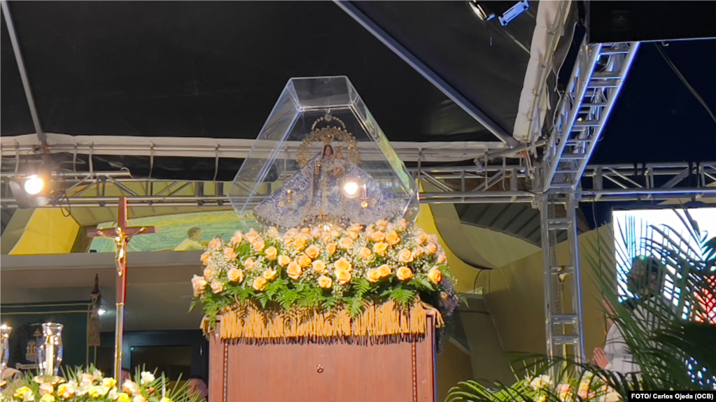 Cubanos celebran el Día de la Virgen de la Caridad del Cobre, el 8 de septiembre de 2023, en la Ermita de la Caridad en Miami.