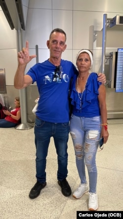 Lázaro Yuri Valle Roca con su esposa Eralidis Frómeta a su llegada a Miami