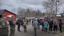 Falso: Militares en Ucrania reclutan y confiscan vehículos para las necesidades del ejército en un pueblo sitiado