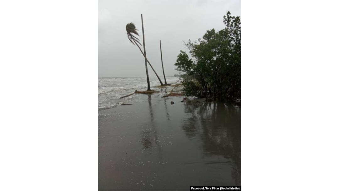 Bate fuerte el viento en playa Boca de Galafre, en San Juan y Martínez, Pinar del Río. (Foto: Facebook/Tele Pinar)