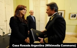 La entonces presidenta de Argentina, Cristina Fernández, recibe las cartas credenciales del embajador ruso, Viktor Koronelli, en noviembre de 2011. (Foto: Casa Rosada Argentina vía Wikimedia Commons)