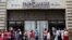 Personas esperan para ingresar a una tienda de la compañía estatal de telecomunicaciones Etecsa en La Habana. (AP/Desmond Boylan-Archivo) 
