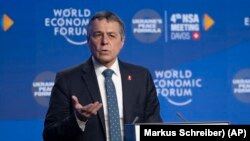 El ministro suizo del Exterior, Ignazio Cassis, durante una conferencia de prensa en la 4ta reunión de asesores de seguridad nacional que se lleva a cabo en la ciudad suiza de Davos. (AP/Markus Schreiber)