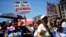 Trabajadores públicos protestan por mejores salarios y beneficios frente al Ministerio de Educación en Caracas, Venezuela, el 27 de marzo de 2023. (AP/Ariana Cubillos)