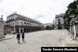 Turistas caminan por las calles vacías de La Habana Vieja, antes concurridas por viajeros de varias latitudes. (REUTERS/Yander Zamora)