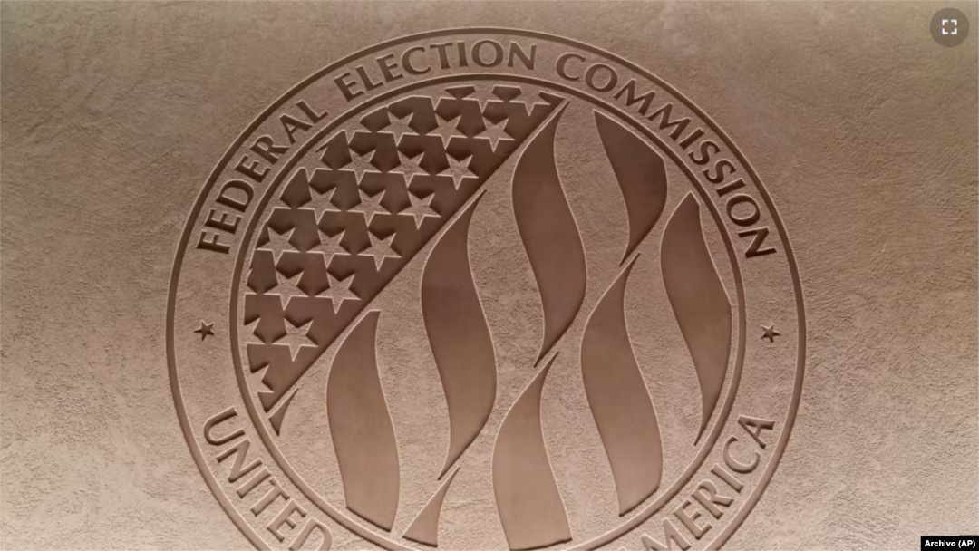 ARCHIVO - Emblema de la Comisión Federal Electoral en la sede de la FEC en Washington. 10 de agosto de 2023. La FEC supervisa gasto electoral, incluido el de los comités de acción política.