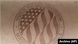 ARCHIVO - Emblema de la Comisión Federal Electoral en la sede de la FEC en Washington. 10 de agosto de 2023. La FEC supervisa gasto electoral, incluido el de los comités de acción política.