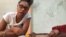 Diosángeles Fariñasjunto a su padre, el opositor Guillermo Fariñas, en huelga de hambre en su vivienda, en Santa Clara. (Captura de video/Facebook/FANTU)