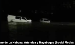 Personas quedaron atrapadas en vehículos por el desborde del río Luyanó.