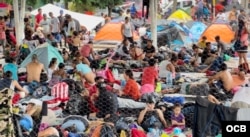 Inmigrantes acampados en el Domo de Huixtla.