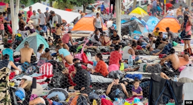 Inmigrantes acampados en el Domo de Huixtla.