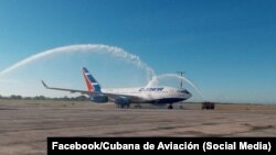 La aeronave recibe el tradicional chorro de agua a su llegada este domingo al Aeropuerto Internacional José Martí, tras más de un año de rehabilitación en Rusia.