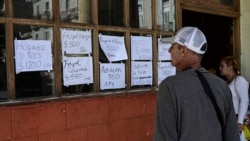 Cubanos expresan sus opiniones sobre el aumento de precios de los combustisbles y las tarifas electricas.