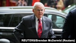 El Senador Robert Menéndez (D-NJ) llega al Tribunal Federal para el inicio de su juicio por soborno en la ciudad de Nueva York, EE.UU., el 13 de mayo de 2024. REUTERS/Brendan McDermid