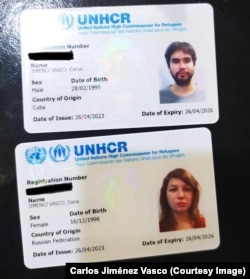 Carnés de refugiados de ACNUR de Daria y Carlos Jiménez. (Foto: Cortesía de los entrevistados)