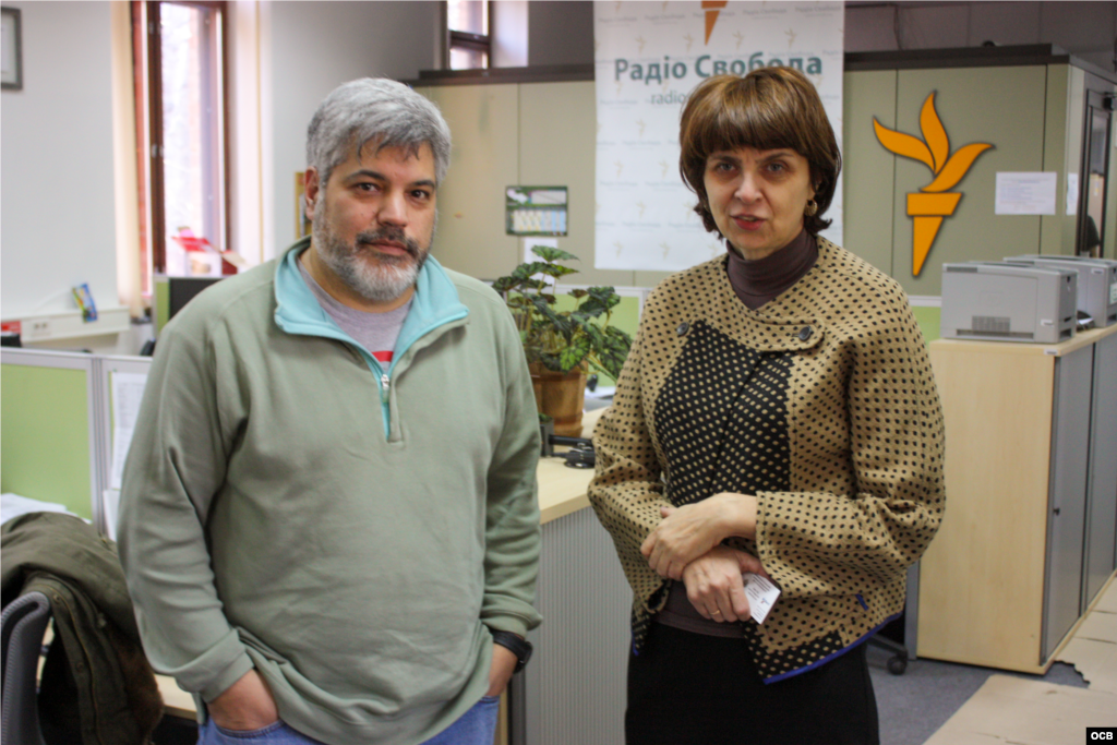 Alvaro Alba junto a Inna Kuznetsova en la redacción de Radio Libertad (Kyiv) en febrero del 2014.