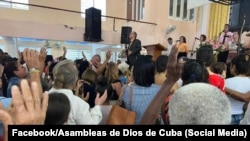 Pastor cubano y su congregación. (Facebook/Asambleas de Dios de Cuba)