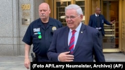 Bob Menéndez a la salida del tribunal federal, en junio de 2024, en Nueva York. (Foto AP/Larry Neumeister, Archivo)