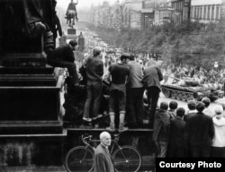 Desde lo alto de la Plaza de Wenceslao, checos observan la entrada de las tropas invasoras soviéticas, en agosto de 1968.