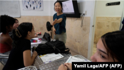La directora del Centro Cultural Surcoreano de La Habana, Hohyun Joung, enseña lengua coreana a jóvenes cubanos, el 30 octubre 2023. © YAMIL LAGE / AFP/Archivos