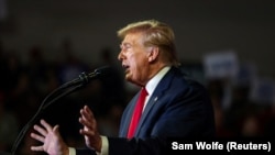El expresidente estadounidense Donald Trump habla en un mitin de campaña en la Carolina del Sur antes de las primarias presidenciales republicanas, el 10 de febrero de 2024. REUTERS/Sam Wolfe/Foto de archivo