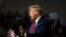 El expresidente estadounidense Donald Trump habla en un mitin de campaña en la Carolina del Sur antes de las primarias presidenciales republicanas, el 10 de febrero de 2024. REUTERS/Sam Wolfe/Foto de archivo