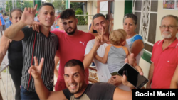 Los presos políticos Jorge y Nadir Perdomo se reencuentran con familiares y amigos en un pase de la prisión.Tomado de Facebook Omar de la Paz.