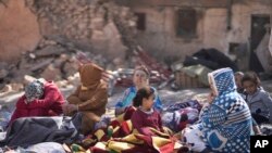 Familias pernoctan afuera de sus viviendas derruidas por el terremoto en la aldea de Moulay Brahim, cerca de Marrakech, Marruecos, el sábado 9 de septiembre.