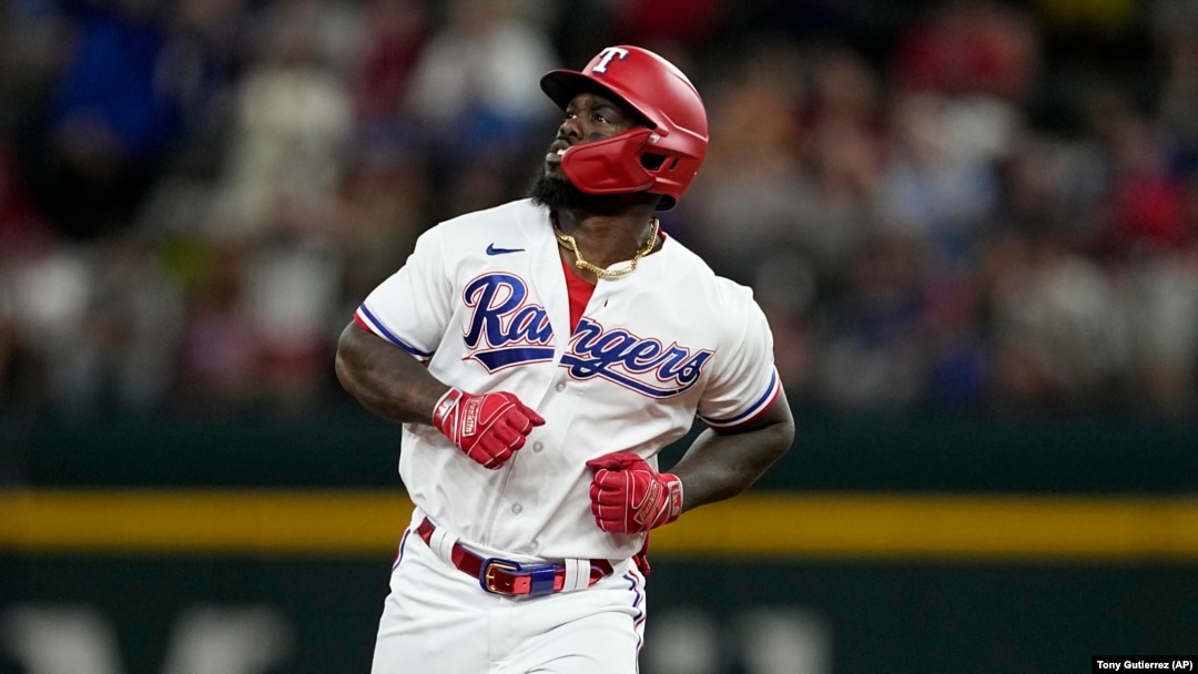 Adolis García celebra su homerun contra los Bravos de Atlanta, el 16 de mayo. (AP Photo/Tony Gutierrez)