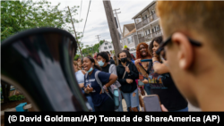 En junio de 2022 estudiantes de la escuela secundaria Shea en Pawtucket (Rhode Island), se manifestaron contra las políticas nacionales sobre armas. (© David Goldman/AP)