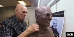 El escultor Fernando de las Casas trabaja en el modelaje del busto