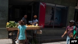 En Cuba se necesitan casi cinco salarios promedio para comprar los alimentos del mes / Foto: Adalberto Roque (AFP)