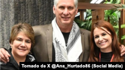 Ana Hurtado (der.) posa junto al gobernante cubano Miguel Díaz-Canel y su esposa, Lis Cuesta.