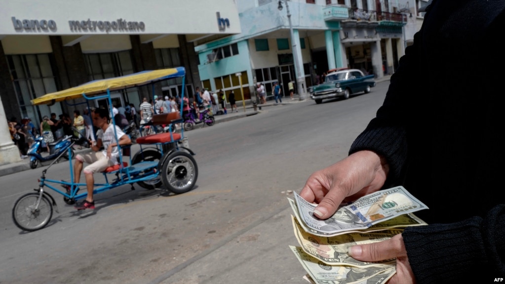 Uno de los sectores más golpeados en la isla con el desplome del valor del peso ante la subida sin freno de las divisas es el de los cubanos de la tercera edad.