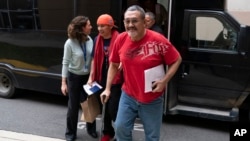 El exmilitante sandinista y excustodio de Daniel Ortega, Marlon Gerardo Sáenz Cruz, conocido como el “Chino Enoc”, llegando a Estados Unidos, tras ser excarcelado. (AP Photo/Jose Luis Magana).