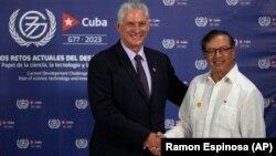 Miguel Díaz-Canel y el presidente colombiano Gustavo Petro se saludan durante la cumbre del G77+China, en La Habana, el 15 de septiembre de 2023. (AP/Ramon Espinosa)