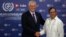 Miguel Díaz-Canel y el presidente colombiano Gustavo Petro se saludan durante  la cumbre del G77+China, en La Habana, el 15 de septiembre de 2023.  (AP/Ramon Espinosa)