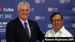 Miguel Díaz-Canel y el presidente colombiano Gustavo Petro se saludan durante  la cumbre del G77+China, en La Habana, el 15 de septiembre de 2023.  (AP/Ramon Espinosa)