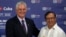 Miguel Díaz-Canel y el presidente colombiano Gustavo Petro se saludan durante  la cumbre del G77+China, en La Habana, el 15 de septiembre de 2023.  (AP/Ramon Espinosa)