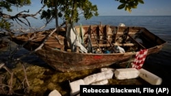 Un bote de madera en el que viajaban cubanos, abandonado en el manglar de Harry Harris Park, en Tavernier, Florida. (AP/Rebecca Blackwell, File)