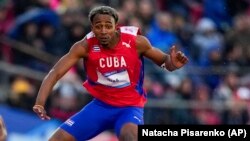 Yoao Illas compite en los 400 metros con vallas en los Panamericanos de Santiago de Chile. (AP/Natacha Pisarenko)