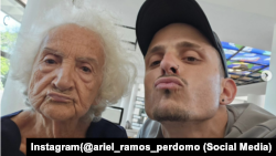 Ariel Ramos Perdomo, un popular tiktoker cubano, junto a su "abuela" Martha. 
