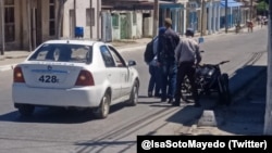 Policía arresta a manifestantes en Nuevitas, en agosto de 2022. (Foto: @IsaSotoMayedo)